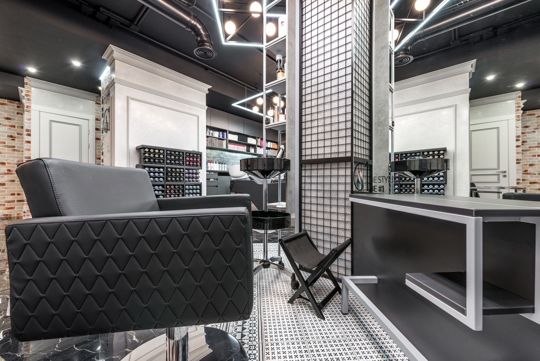 Moderner Friseursalon mit stilvollen Stühlen und warmer Beleuchtung