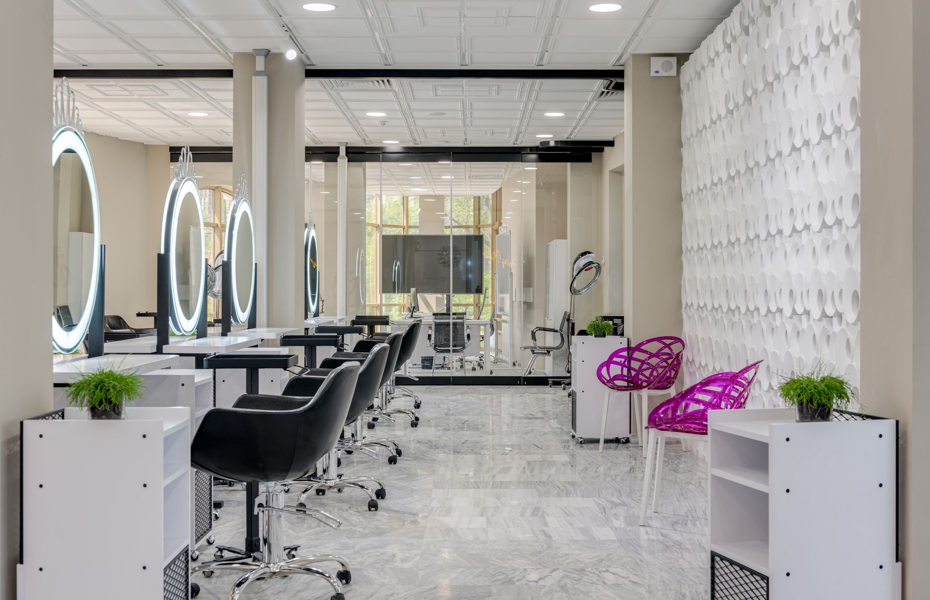 Helle Friseursalon-Innenausstattung mit Waschplätzen und Spiegeln